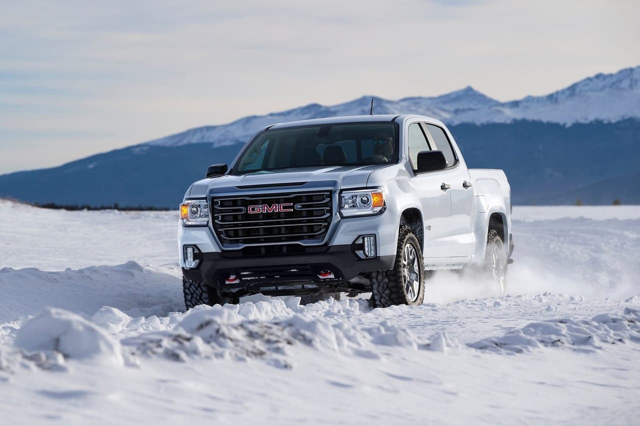 <h3 class="cms-H3-H3"><b>Pickup mediana - GMC Canyon 2021</b></h3>
<br>
<br>
<b>Versión más eficiente: </b>4 cilindros en línea de 2.5 litros, transmisión automática de 6 velocidades, RWD
<br>
<br>
<b>Economía de combustible:</b> 22 mpg combinado (19 mpg en ciudad / 25 mpg en carretera)
<br>
<br>
<b>Precio inicial: </b>27,595 dólares
<br>
<br>
<b>Capacidad de remolque: </b>3,500 libras
<br>
<br>
<b>Capacidad de carga útil:</b> 1,460 libras