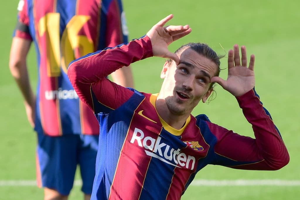 Barcelona golea a Osasuna 4-0 en el Camp Nou y Messi anota el último gol con dedicatoria a Diego Armando Maradona. Martín Braithwait abrió el marcador al minuto 29, le siguió Antoine Griezmann al 42 y el tercer tanto fue por parte de Coutinho, durante la Jornada 11 de La Liga.