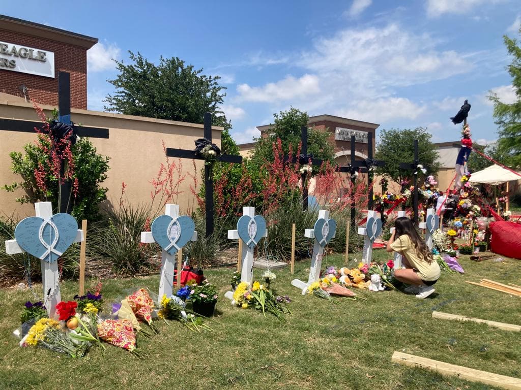 Además hay otras cruces en color blanco donde los voluntarios escriben mensajes de condolencias para las familias de las víctimas de la masacre.