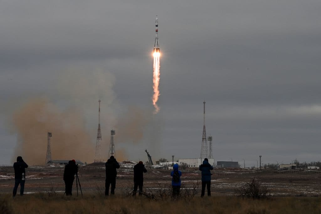 La duración del vuelo de seis horas culmina con el acoplamiento al módulo Poisk del segmento ruso de la ISS.