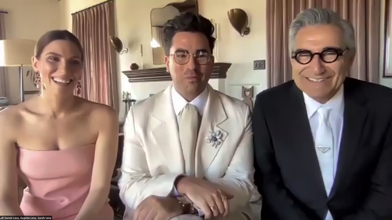 El Mejor Elenco de una Serie de Comedia fue
<b> 'Schitt’s Creek'</b>. Dan Levy aceptó el premio junto a su padre, Eugene, y su hermana Sarah, quienes también protagonizan el show.
<br>
