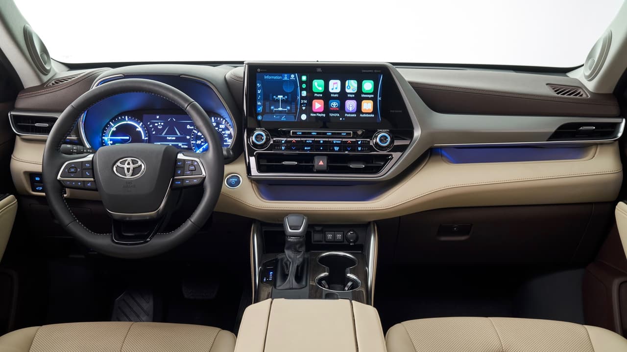 Todos los niveles de equipamiento de la nueva Toyota Highlander, desde el más simple hasta el más completo y lujoso, ofrecerán compatibilidad con Apple CarPlay y Andrioid Auto.