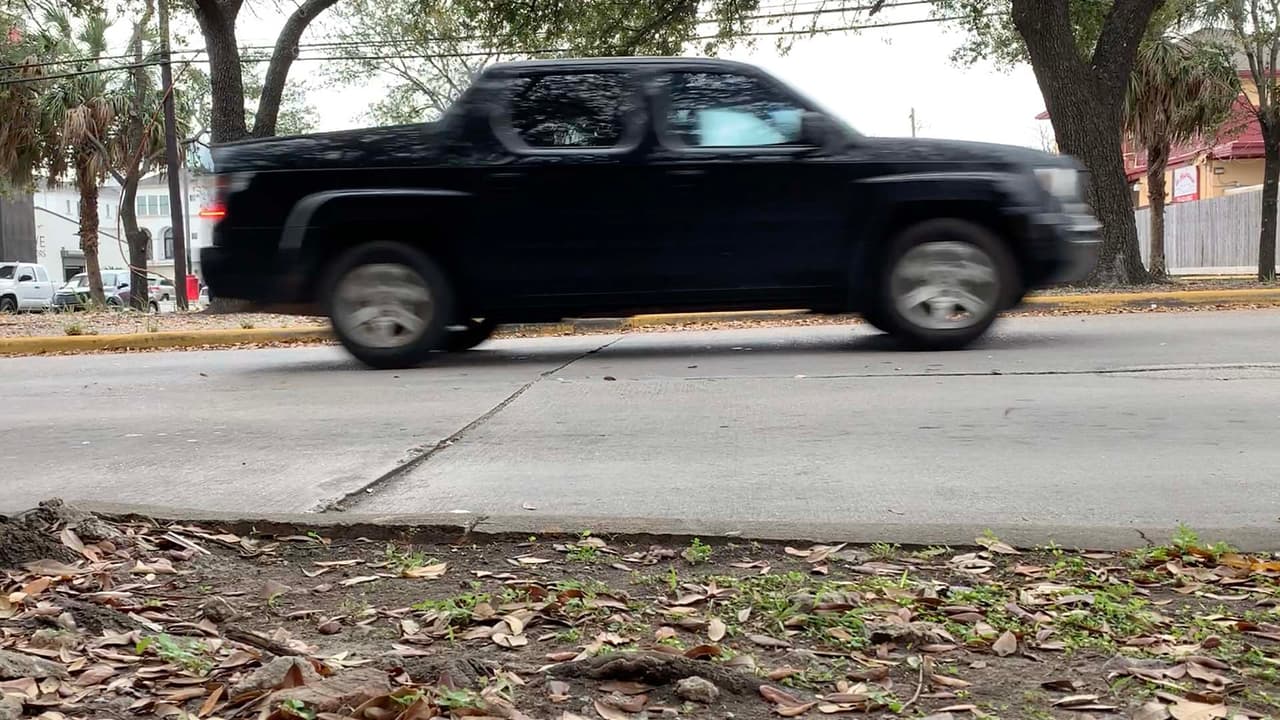 Es recomendable manejar el carro en una autopista para tener oportunidad de subir la velocidad y así poder saber
<b> si la transmisión está en buenas condiciones o se le escuchan ruidos extraños.</b>