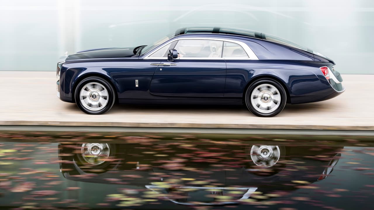 Rolls-Royce no soltó prenda sobre quién es el misterioso cliente que encargo el vehículo, que obviamente está basado en la plataforma del Phantom VII, descontinuado el año pasado después de haber puesto el nombre de Rolls-Royce de vuelta al ruedo.