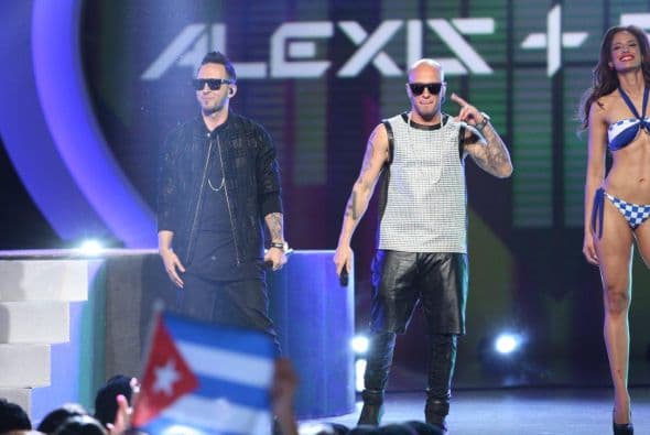 Las chicas derrocharon sensualidad en el escenario mientras que Alexis y Fido trajeron el swing caribeño con su tema "Alócate". Las 12 finalistas hicieron una pasarela con toda la coquetería de la belleza latina. Trajes de baño por Claudia Zuleta.