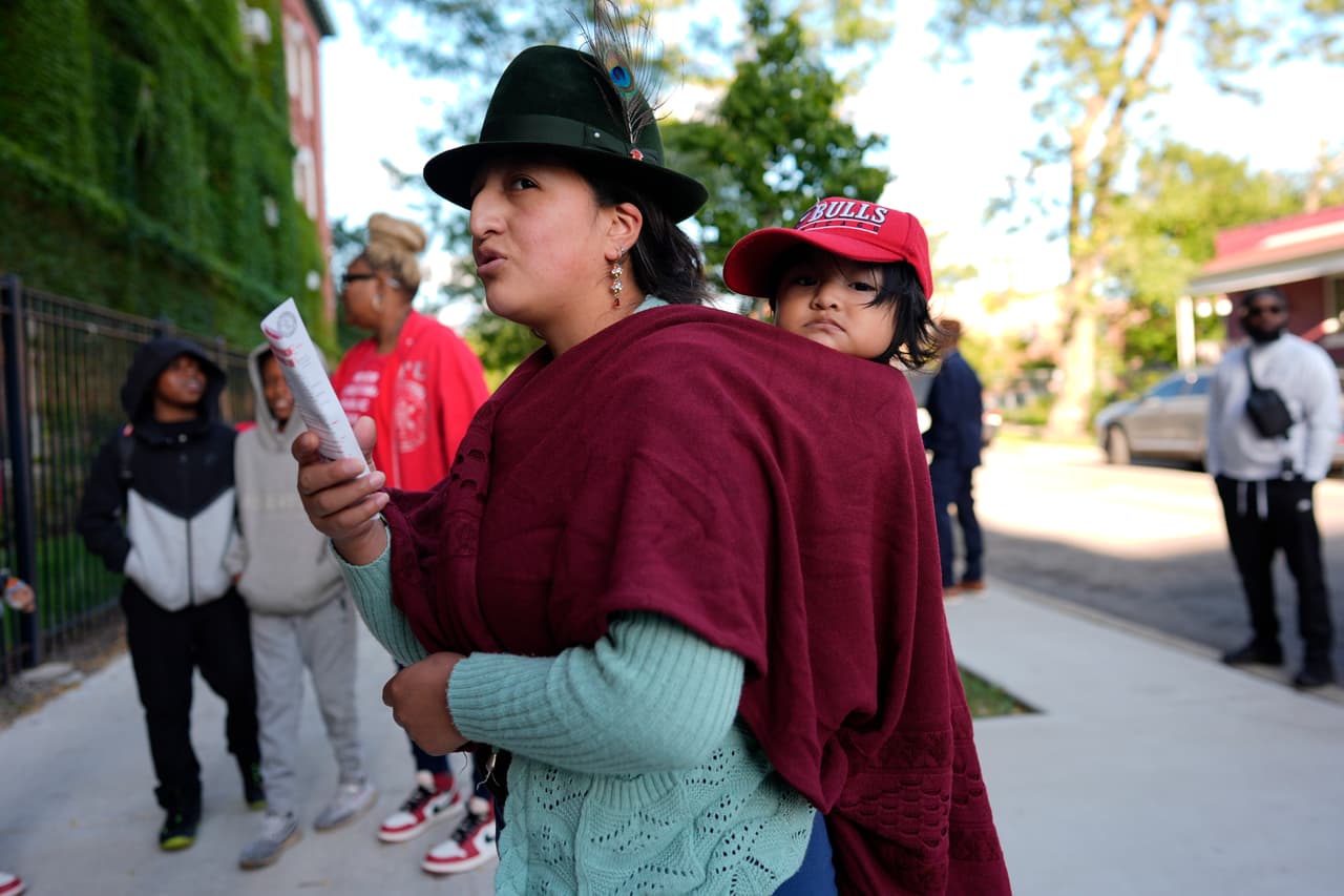 <b>Una mujer y su niño acuden a esta escuela que está en el vecindario South Austin</b>, al oeste de Chicago donde autoridades locales y activistas hablaron de las medidas a tomar ante la posible llegada de la Guardia Nacional.