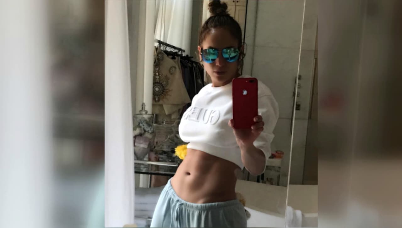 Jennifer López dice "ayyyyy", muestra sus abdominales y enloquece a sus fans