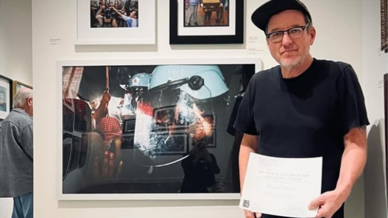 Retiran cargos a fotoperiodista arrestado al cubrir protesta anti-ICE en Florida