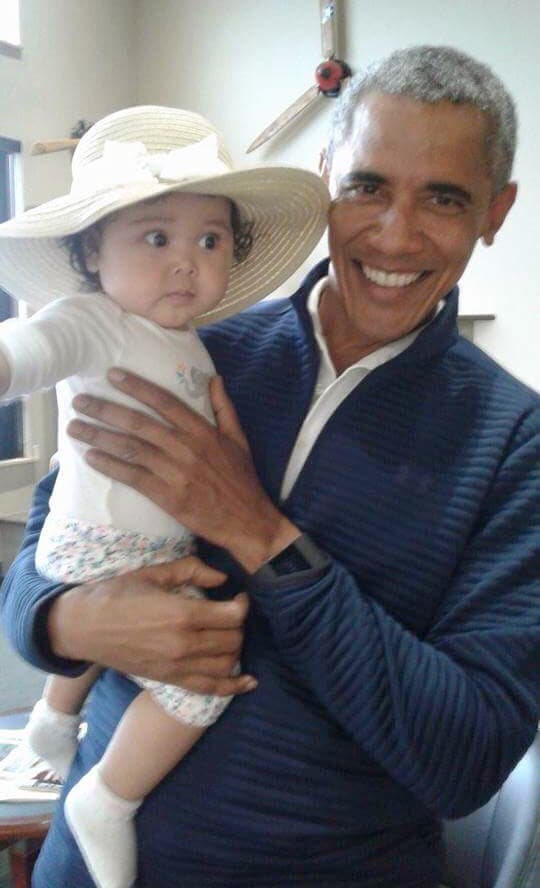 Obama cargando a la bebita de Jolene Jackinsky