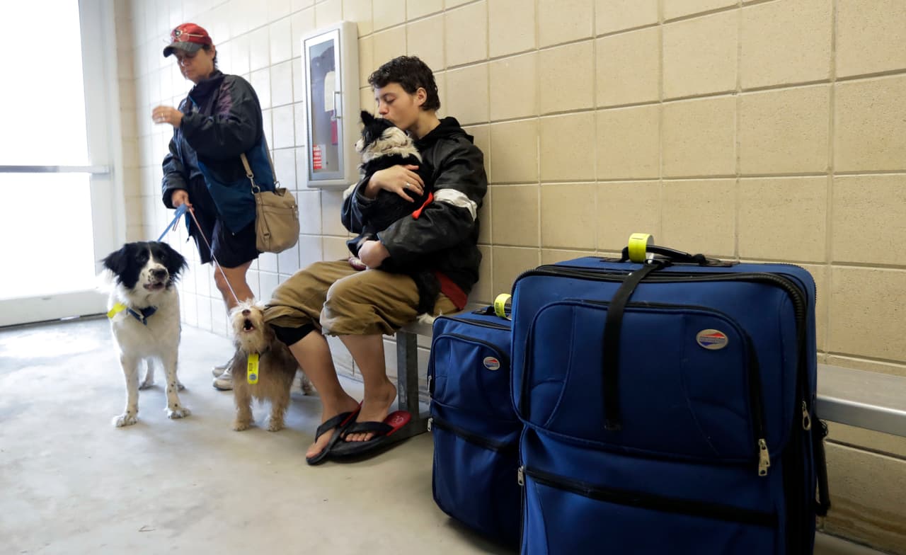 Michelle Montez espera junto a sus mascotas en un gimnasio de una escuela secundaria, para ser evacuada antes de la llegada del huracán.