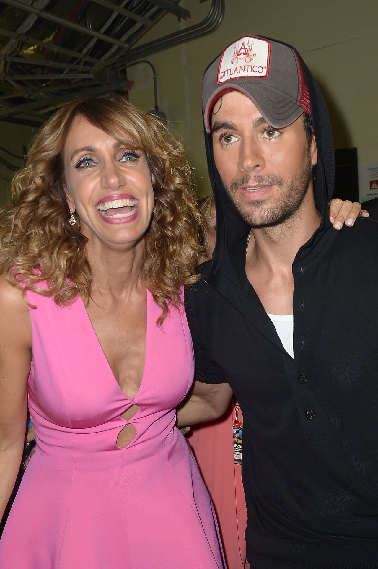 Los famosos hicieron de las suyas y así los captamos en el backstage de Premios Juventud 2016. Lili estuvo muy consentida detrás de cámaras, aquí la vemos con Enrique Iglesias.