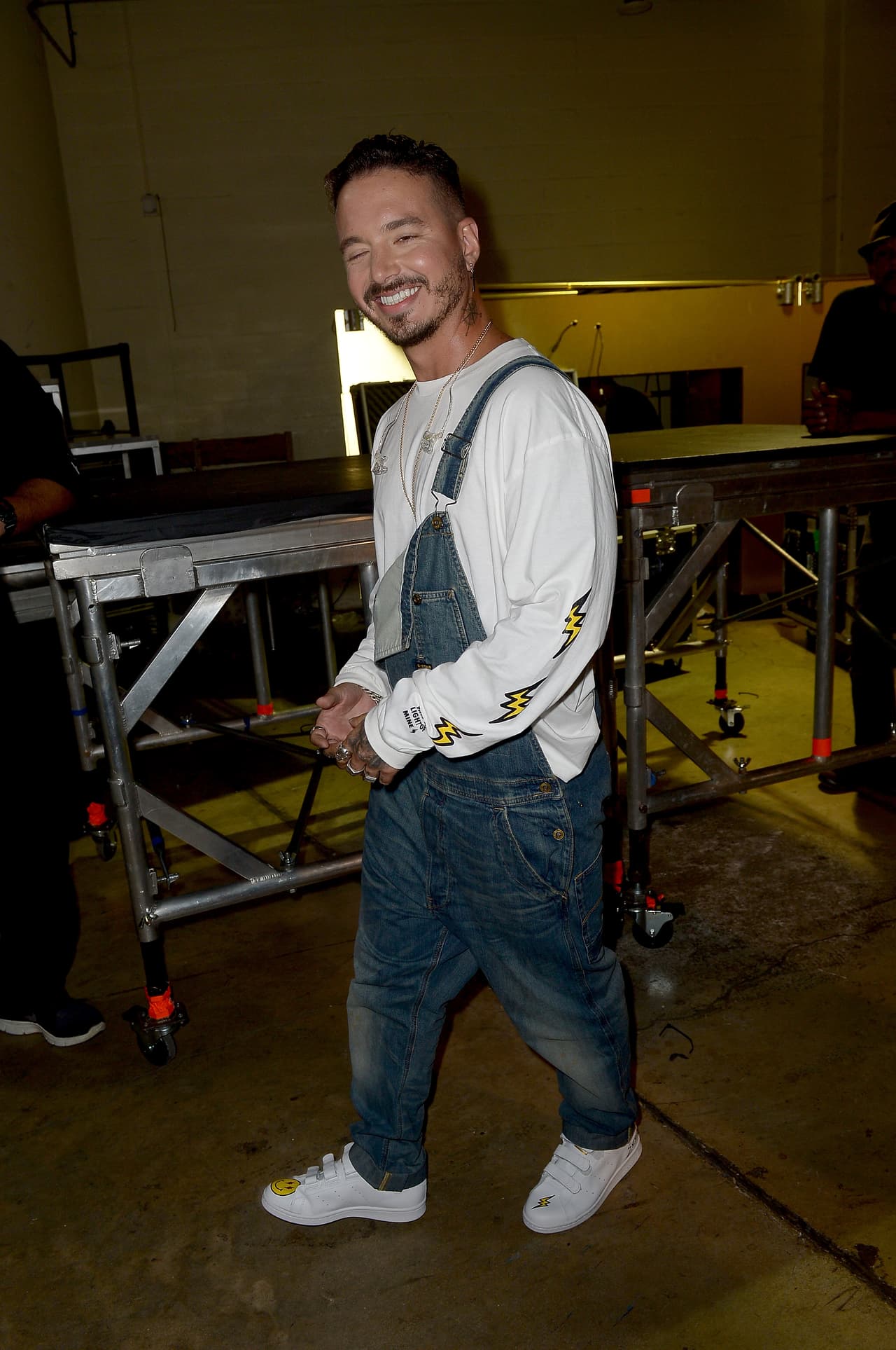 Tras su participación, J Balvin salió muy sonriente y satisfecho.