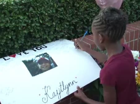 Amigos y familiares de Kaytlynn se congregaron para una vigilia en la escuela Central Junior High, el día en el que se dio a conocer que el cuerpo hallado en un basurero municipal era el de la adolescente de 14 años.
