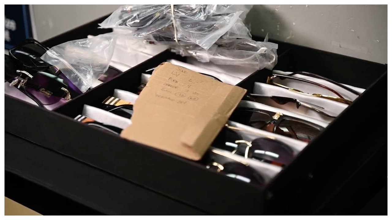 El motín de
<b>mercancía falsa incluía también lentes para el sol, </b>de marcas como Louis Vuitton, y otros diseñadores exclusivos.