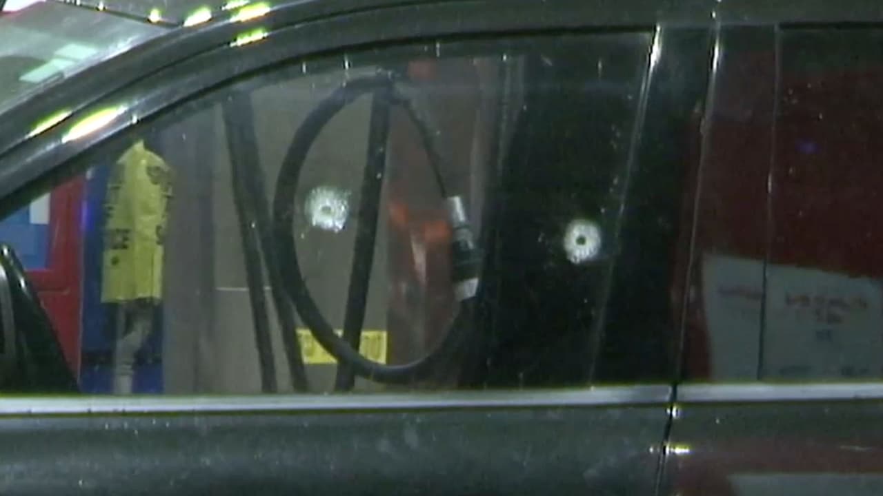 Alrededor de las 7:45 pm del sábado, oficiales del condado Harris hallaron a un hombre muerto tras ser baleado varias veces dentro de su vehículo.