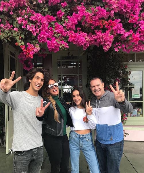 Allá se encontró a Alan Tacher pues, como ya sabemos, su hija Hannah estudia con Lorencito. Ambos viajaron para echarle porras al equipo de fútbol de la escuela de sus retoños, ya que se enfrentaron a los Búfalos de la universidad de Colorado.