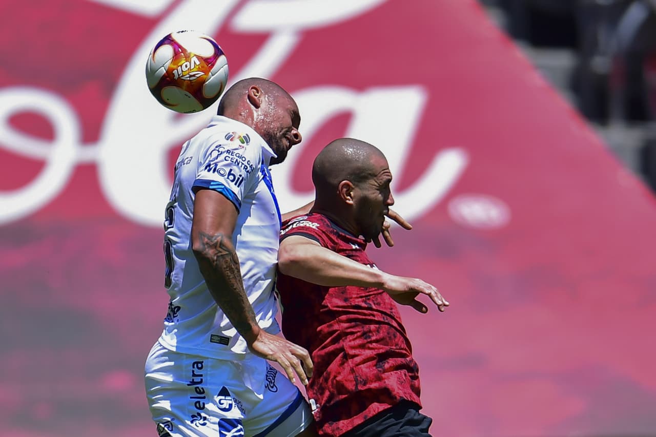 Partidazo entre el Puebla y Toluca, donde se va en empate el partido 4-4. Los goles a cargo de los 'diablos rojos' fueron por parte de Michel Estrada, quien anoto doblete, Alexis Canelo y Diego Rigonato Rodríguez, mientras que para la franja anotaron Santiago Ormeño, Juan Segobia, Daniel Aguilar y Daniel Álvarez López, durante la Jornada 12 de la Liga MX.