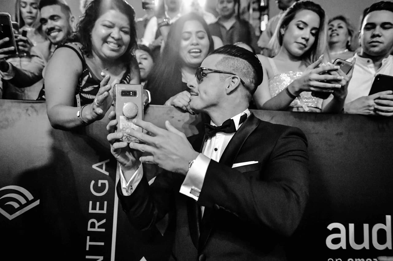 Al ser ovacionado por el público, 
<b>muy pacientemente se detuvo a tomarse selfies</b> con todo aquel que se lo pidió. Tampoco mostró prisa a la hora de estar 
<a href="https://www.univision.com/shows/premio-lo-nuestro">frente a los fotógrafos. </a>