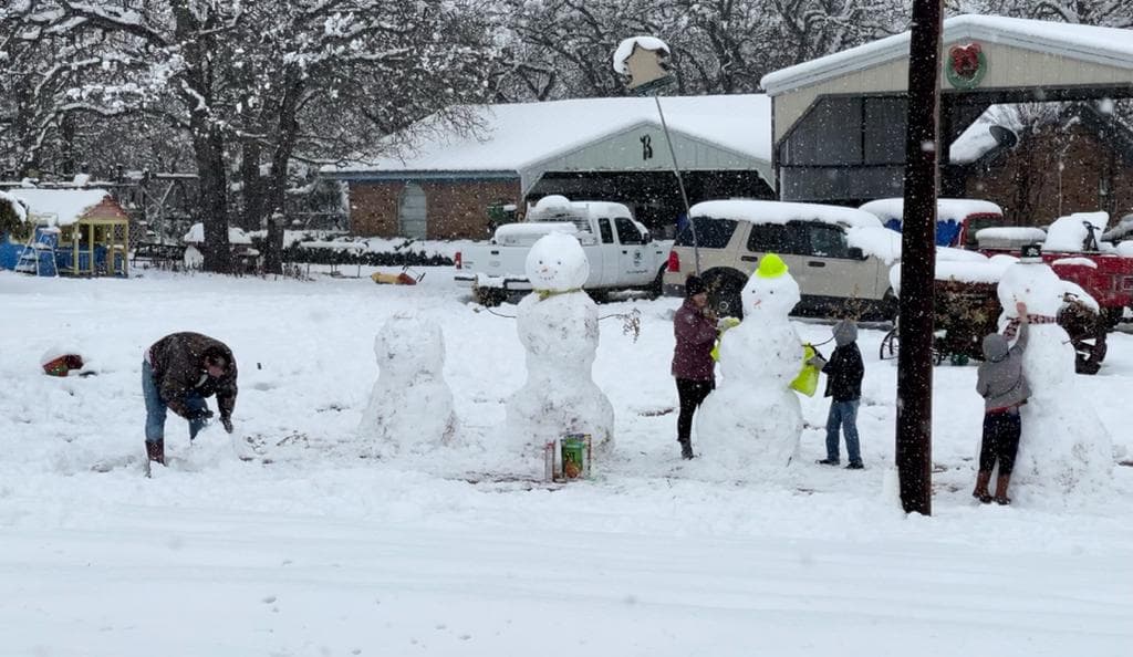 El área de Stephenville y la carretera 377 al suroeste de Fort Worth registra varias pulgadas de nieve este domingo por la tarde.
<br>