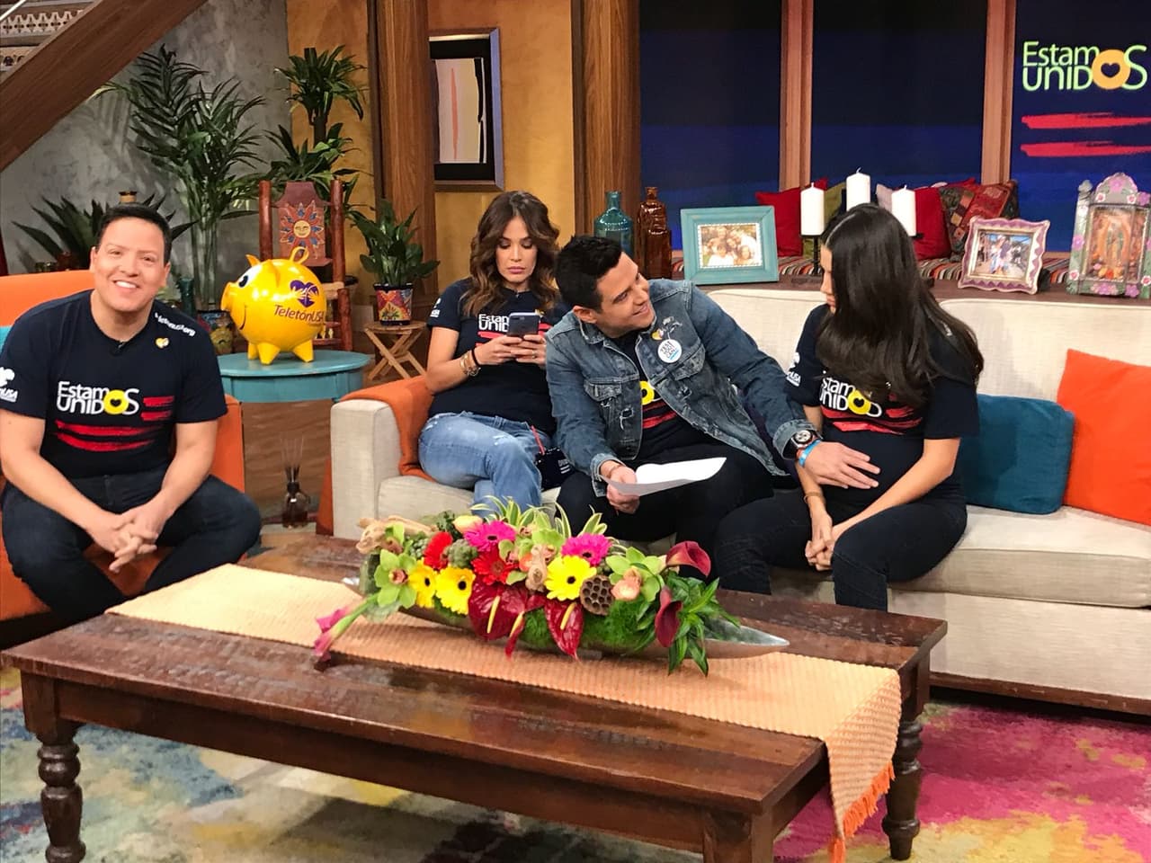 Raúl llegó con la camiseta del Teletón bien puesta.