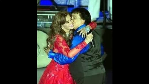 Ellos cantaron varias veces juntos, en una ocasión Lucía subió al escenario en el Auditorio Nacional en uno de los conciertos del 'Divo de Juárez', ahí vistió un hermoso vestido rojo.