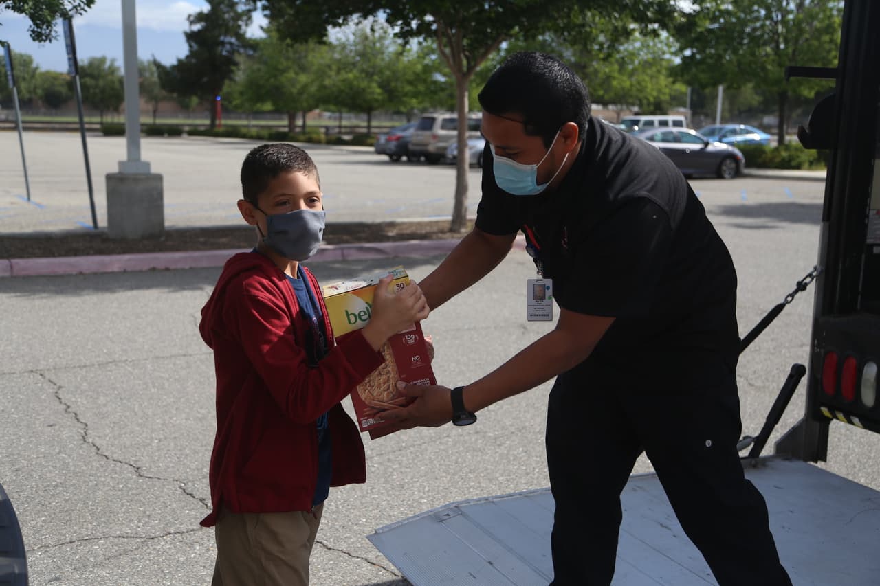 Megan Duke, especialista en enfermería clínica del departamento de emergencias dijo que "Matthew es el verdadero héroe". "Durante estos tiempos locos, el hecho de que haya un niño por ahí que sea tan atento no solo para pensar en los demás, sino que realmente trabaje para ayudar a aquellos que no conoce me da mucha esperanza".