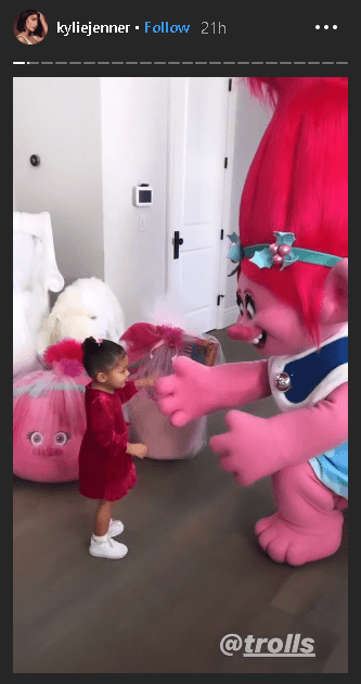 Cuando Stormi vio a llegar a 'Poppy' quedó desconcertada, pues no se lo esperaba.