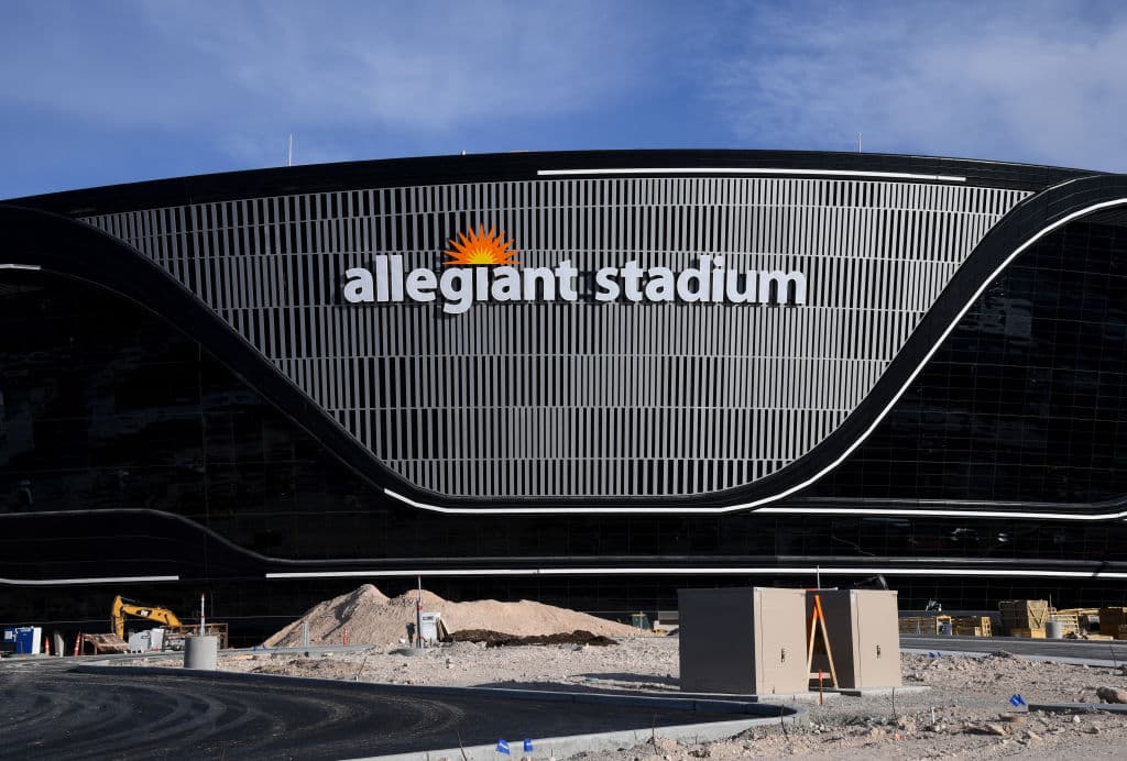 El Allegiant Stadium, nueva casa de Las Vegas Raiders, recibe los últimos detalles para ser estrenado la siguiente temporada de la NFL.