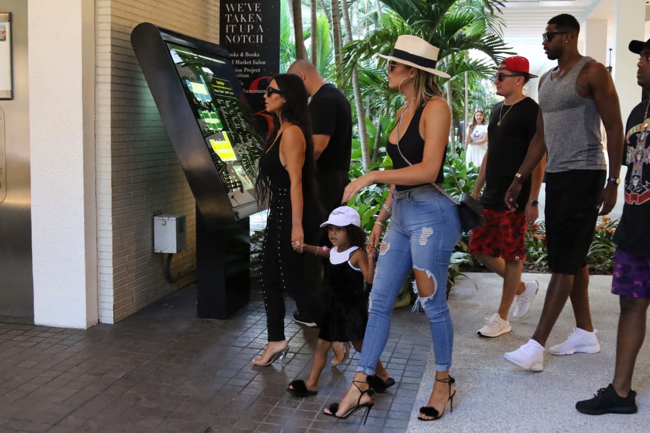 Pero fue Nori la que se robó las cámaras con su original calzado.