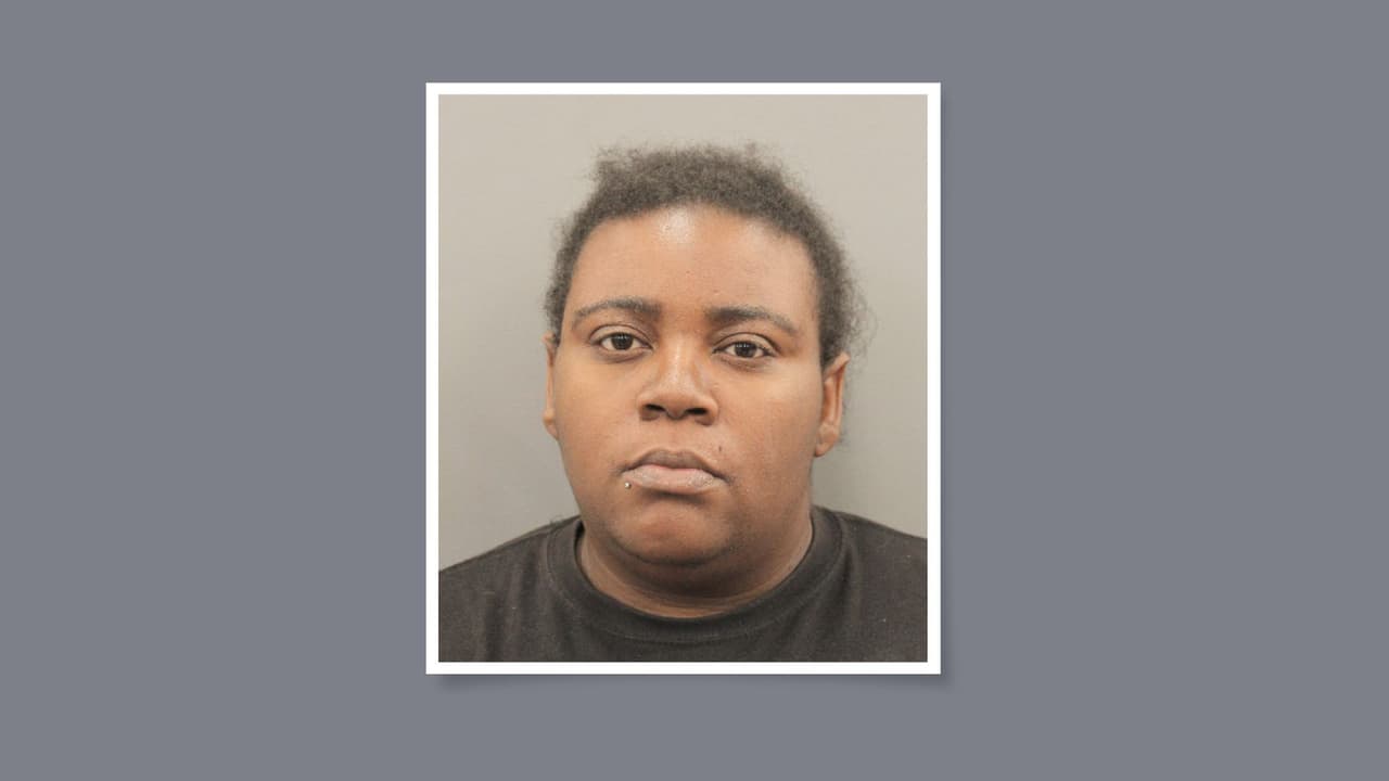 Arrestan a una mujer de 33 años acusada de balear a un familiar en su apartamento en Houston 