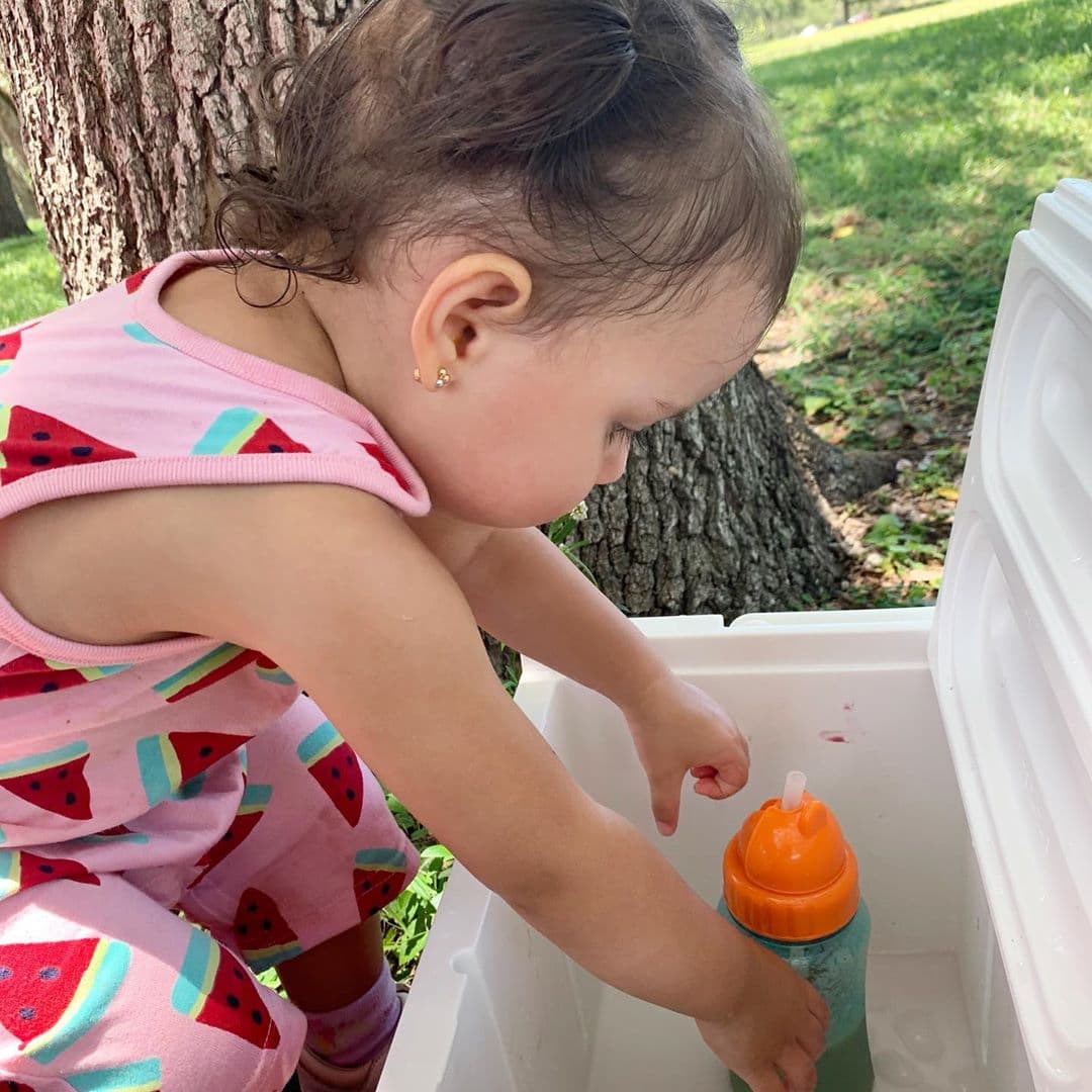 La única hija de la periodista colombiana los sorprende cada día de lo rápido que aprende. Tiene 1 año 6 meses y está en la edad de querer explorar el mundo.