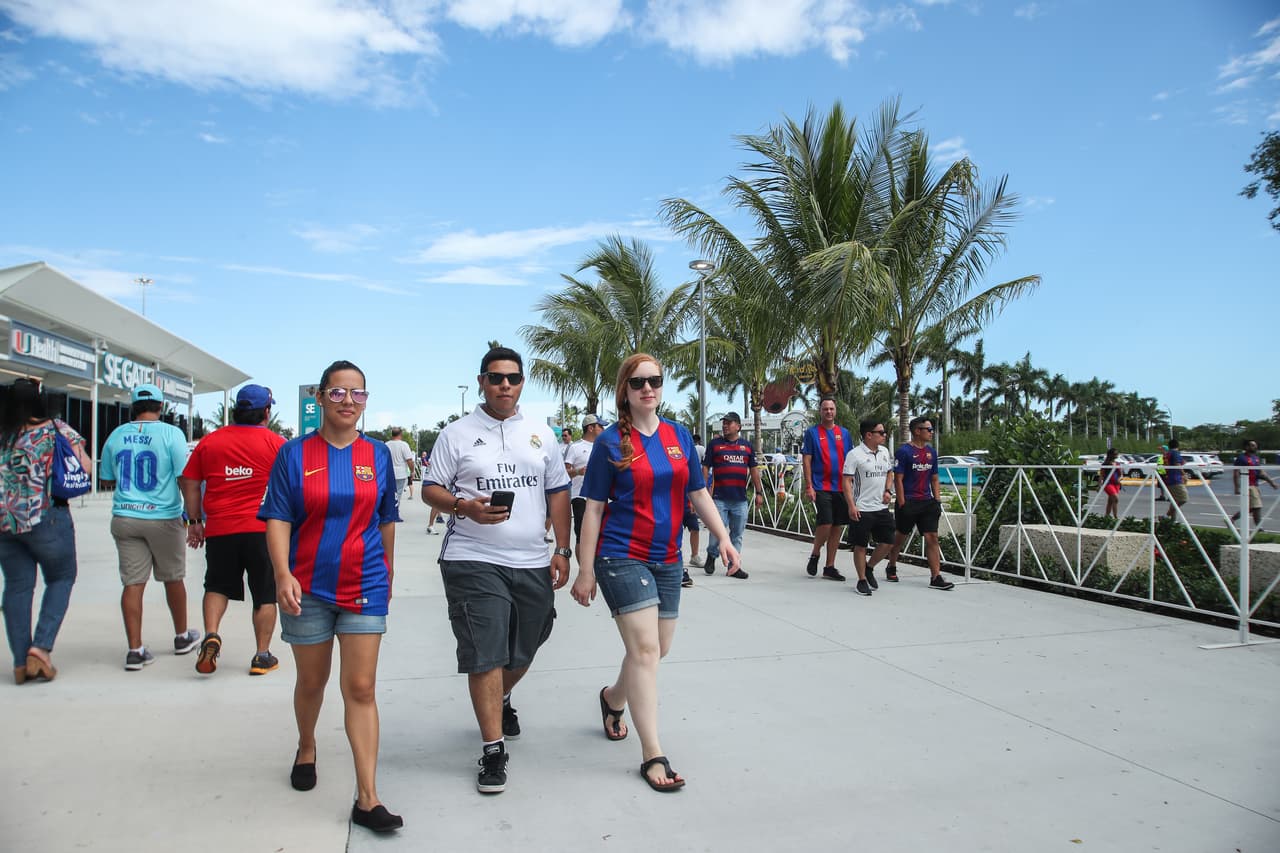 Mezcladas, a vivir el Clásico entre amigas, llegaron estas aficionadas.