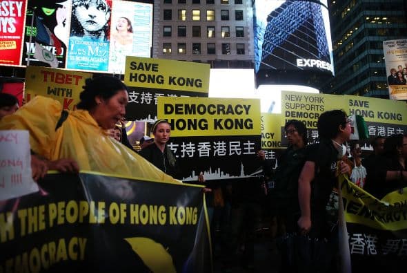 Times Square se cubrió de paraguas de cientos de personas que apoyan las manifestaciones que desde la semana pasada tienen lugar en Hong Kong. Los neoyorkinos bajo el grito “Permanece fuerte Hong Kong” se unieron a la llamada “Revolución de los paraguas”, que busca un “voto libre universal” que termine con el control del gobierno de Pekin sobre las elecciones. Las sombrillas son un símbolo; ya que estas han sido utilizadas por manifestantes para protegerse del gas pimienta de la policía.