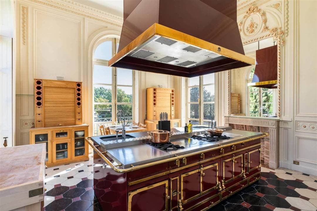 El lugar donde posiblemente podría vivir Messi y su familia es llamado Palacio Rosa (Palais Rose), construcción del año 1900 inspirada en el Grand Trianon y que está catalogado como monumento de interés histórico, pues cuenta con techos altos, grandes ventanas y muebles de la época. La residencia se encuentra 20 minutos de París.