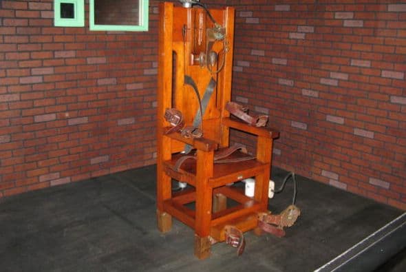 ALABAMA ha ejecutado a 56 reos y 197 aguardan su ejecución. Desde enero del año 2002 se ha usado la inyección letal. Sin embargo si el recluso lo decide, puede pedir ser electrocutado en la silla eléctrica.