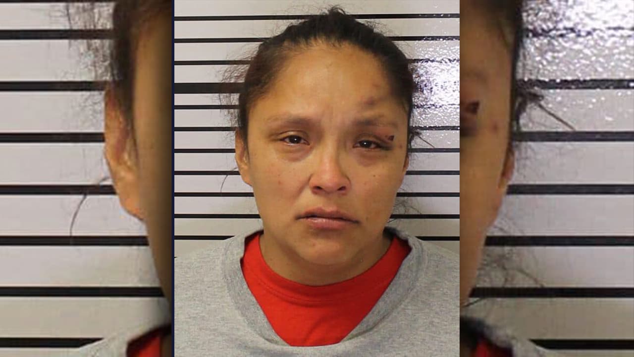 Policías van por un accidente vehicular, pero terminan arrestando a una mujer sospechosa de homicidio