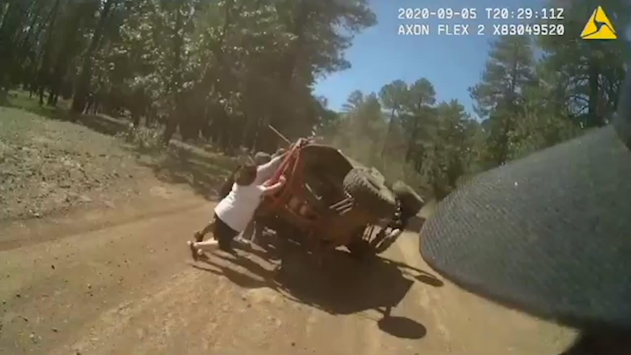 Captan el momento en el que una mujer es rescatada luego de volcar su vehículo todoterreno