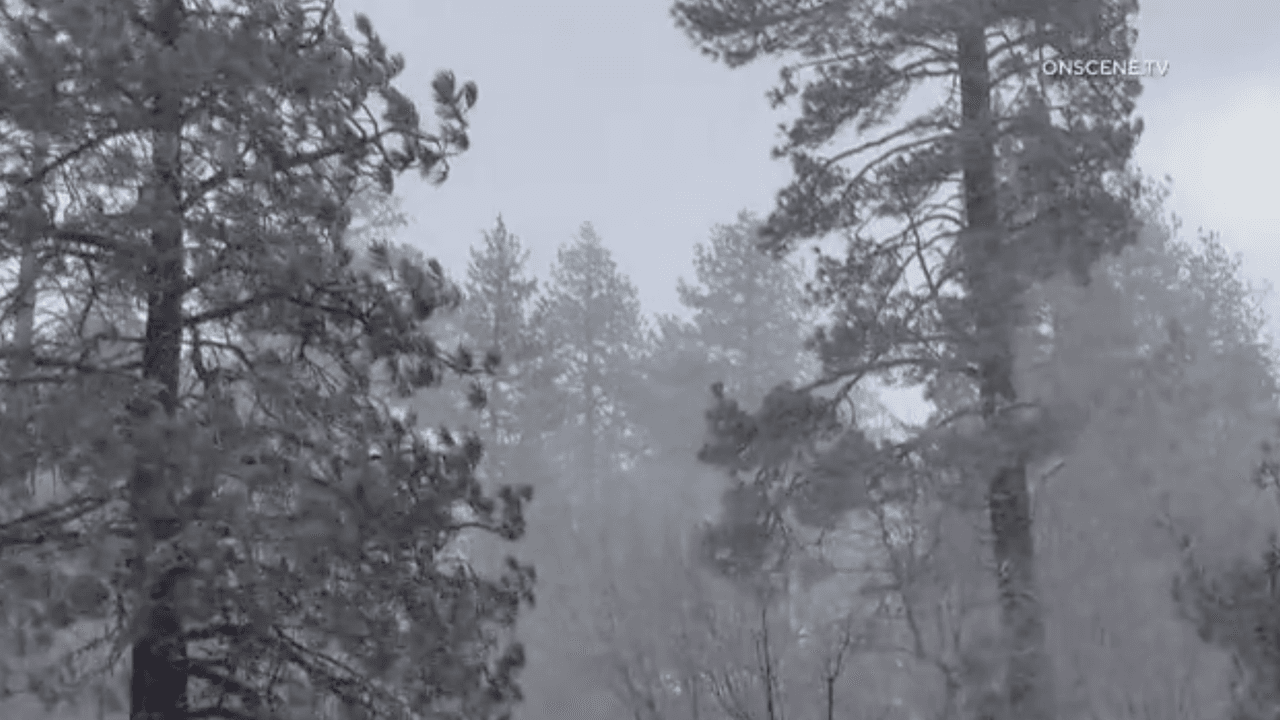 Para este domingo, la carretera de la Sierra ya está completamente limpia, gracias al trabajo imparable los equipos del Distrito 3 de Caltrans.