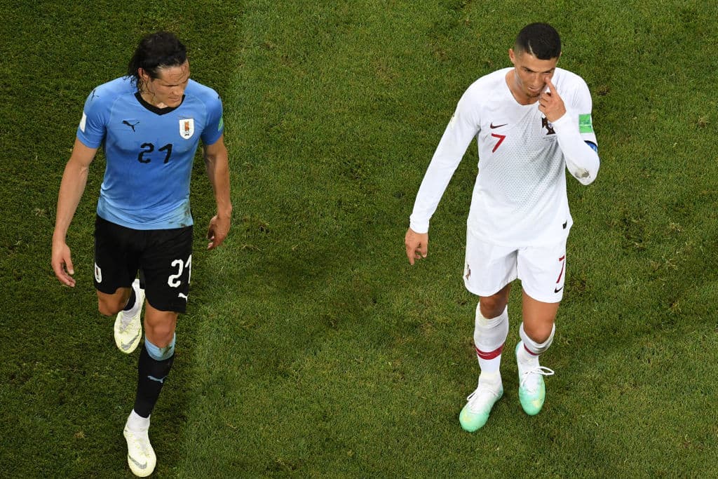 Aquí en los primeros minutos del encuentro eliminatorio de la segunda fase de la Copa del Mundo, Cavani caminando junto al astro portugués Cristiano Ronaldo.