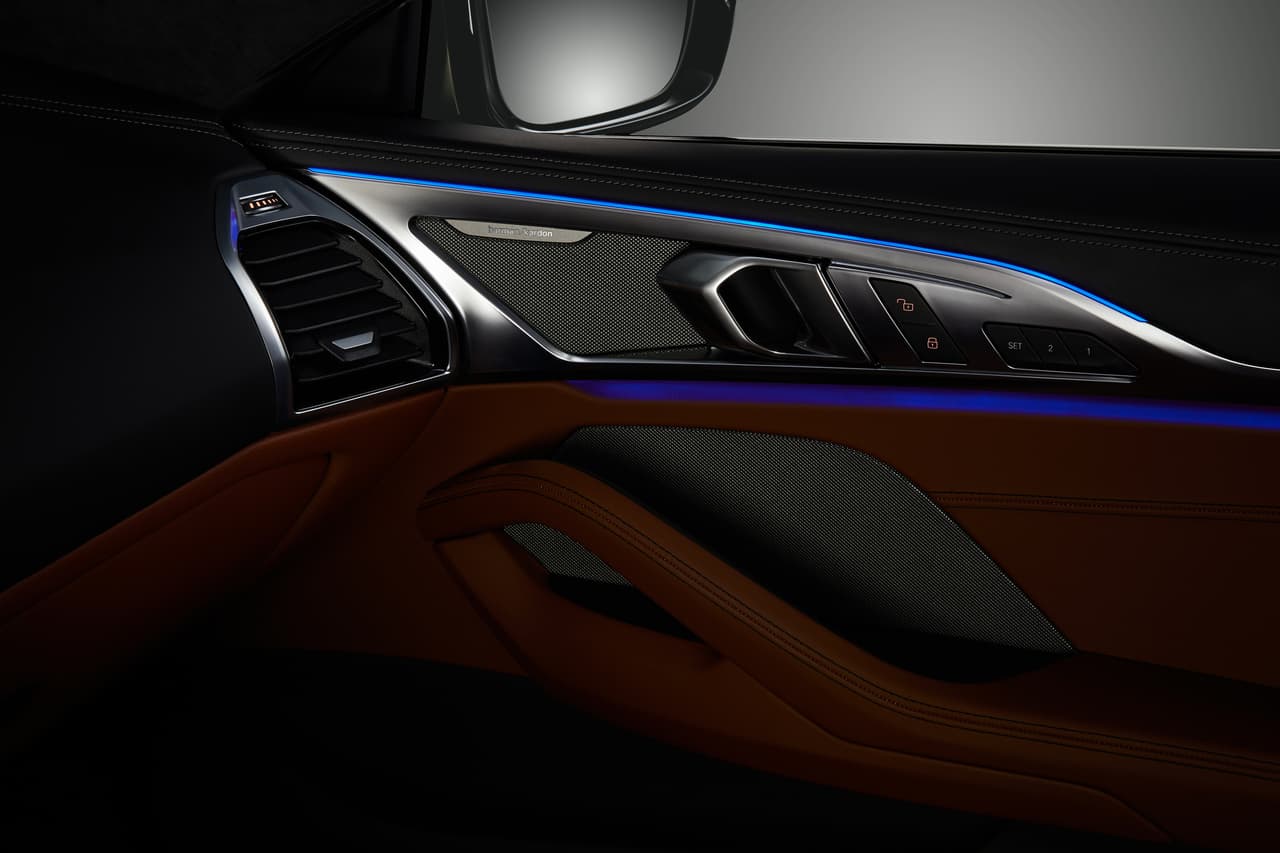 El color de las luces ambientales dentro de la cabina puede ser elegida desde el sistema iDrive.
