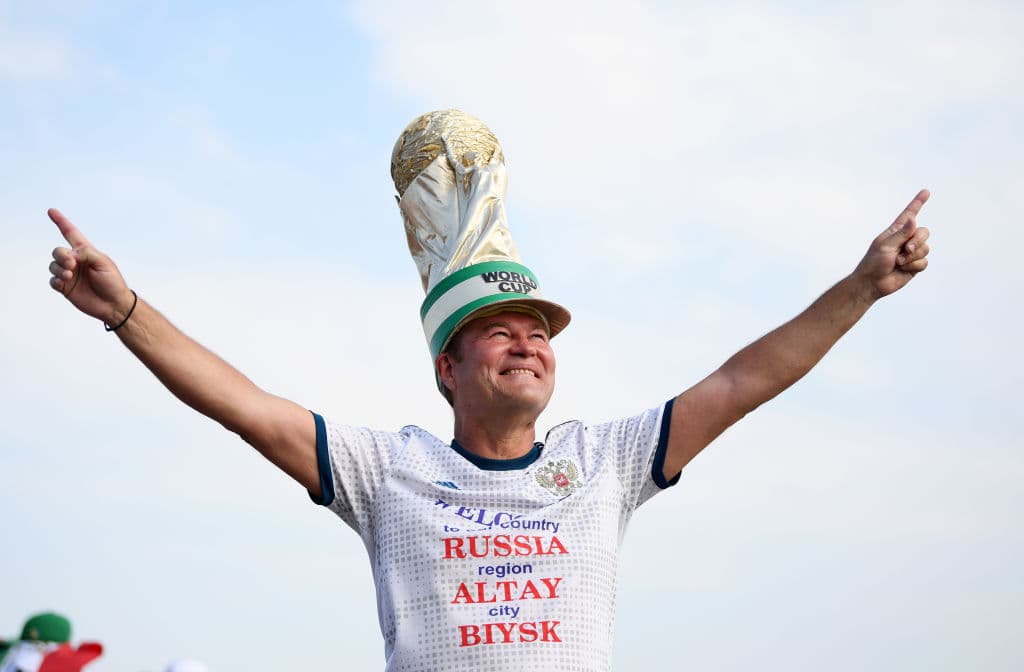 El colorido de los fanáticos de México y Brasil hace parte de una fiesta que se enciende en el Samara Arena en medio del partido de octavos de final entre ambos equipos en el Mundial Rusia 2018.