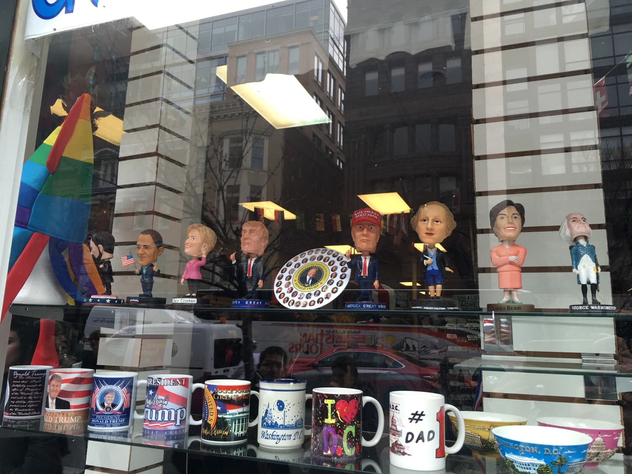 Muñecos, vajilla, prendedores, tazas... y no solo de Donald Trump sino de la excandidata demócrata Hillary Clinton y de Obama.