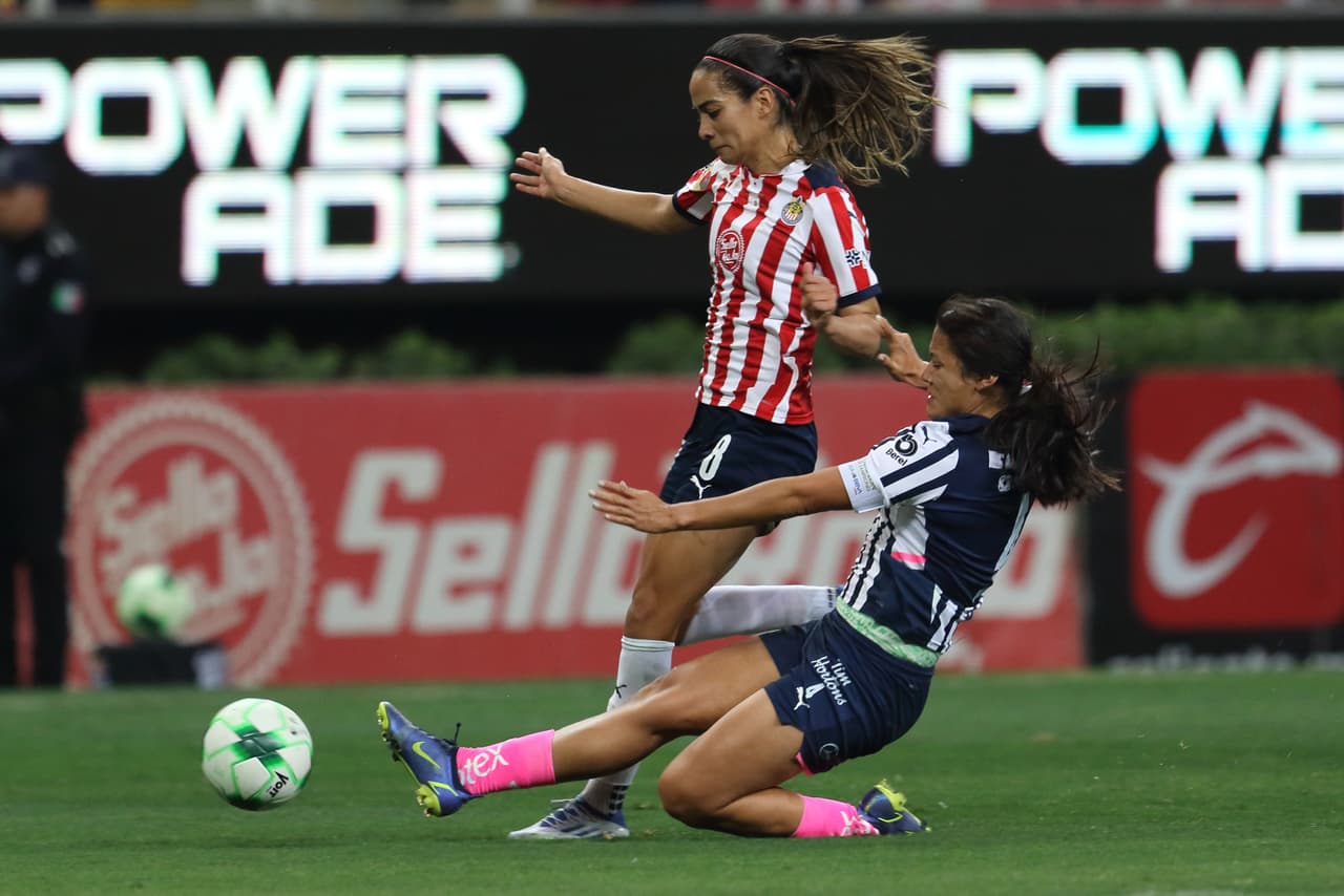 A la media hora, Carolina Jaramillo se armó una jugada de fantasía, se quitó de encima a varias defensas Rayadas y definió al costado para el 1-0 de Chivas.