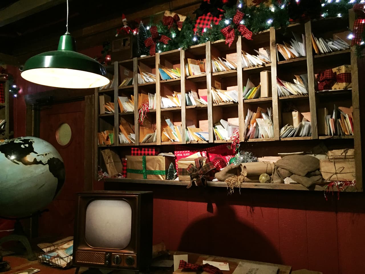 Miles de cartas guardan en la oficina de Santa Claus
