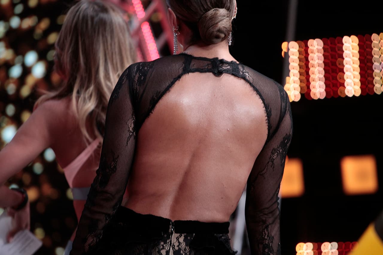 En esta ocasión, Galilea parecía una bailadora de flamenco, al llevar el totalmente recogido. Lo más impactante fue el escote en la espalda, enmarcado por un fino encaje.