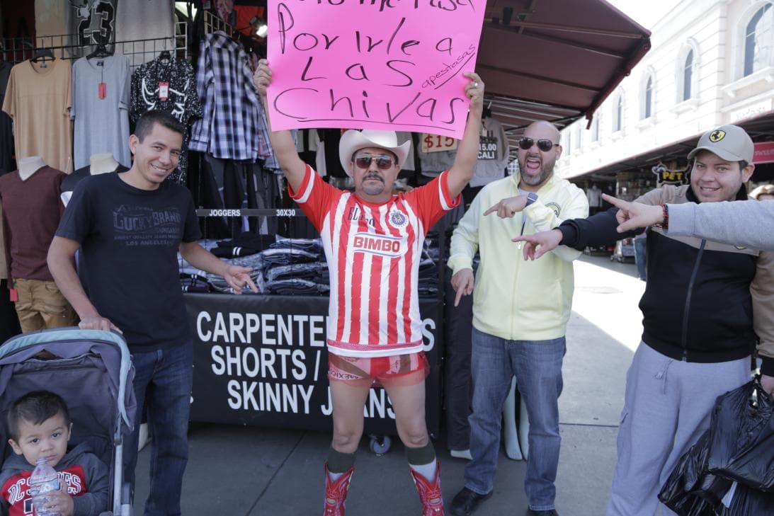A El Feo muchas veces lo hemos visto pagando apuestas por sus queridas Chivas, pero esta vez le tocó pagar por el Cruz Azul.