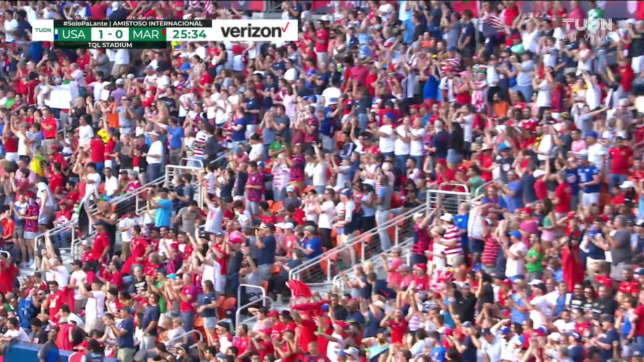 ¡GOL!  anota para Estados Unidos. Brenden Aaronson