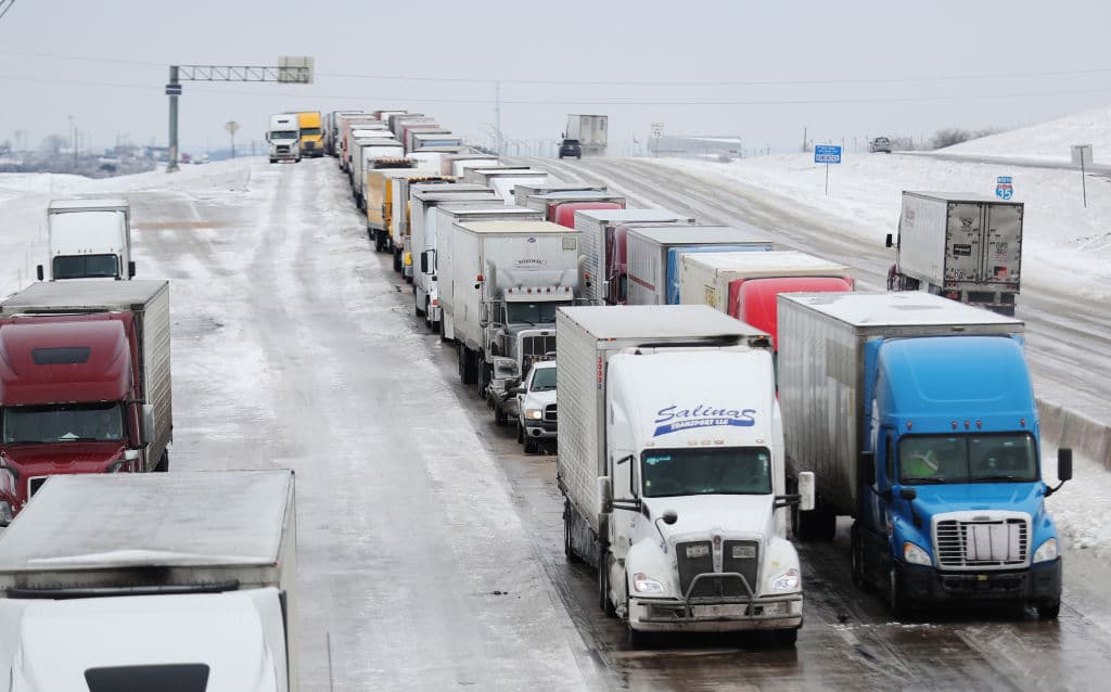 <b>La extensión de la fecha viene también con otros alivios | </b>Estas personas también tendrán más tiempo para contribuir a sus cuentas personales de retiro, IRA, y realizar los pagos tributarios estimados del 2021.
<br>
<br>"En algunos casos, el alivio estará también disponible para las personas que viven fuera del área de desastre si, por ejemplo, tienen un negocio ubicado dentro del área de desastre, tienen registros tributarios dentro del área de desastre o están ayudando en las labores de alivio por los desastres", dijo el IRS.
