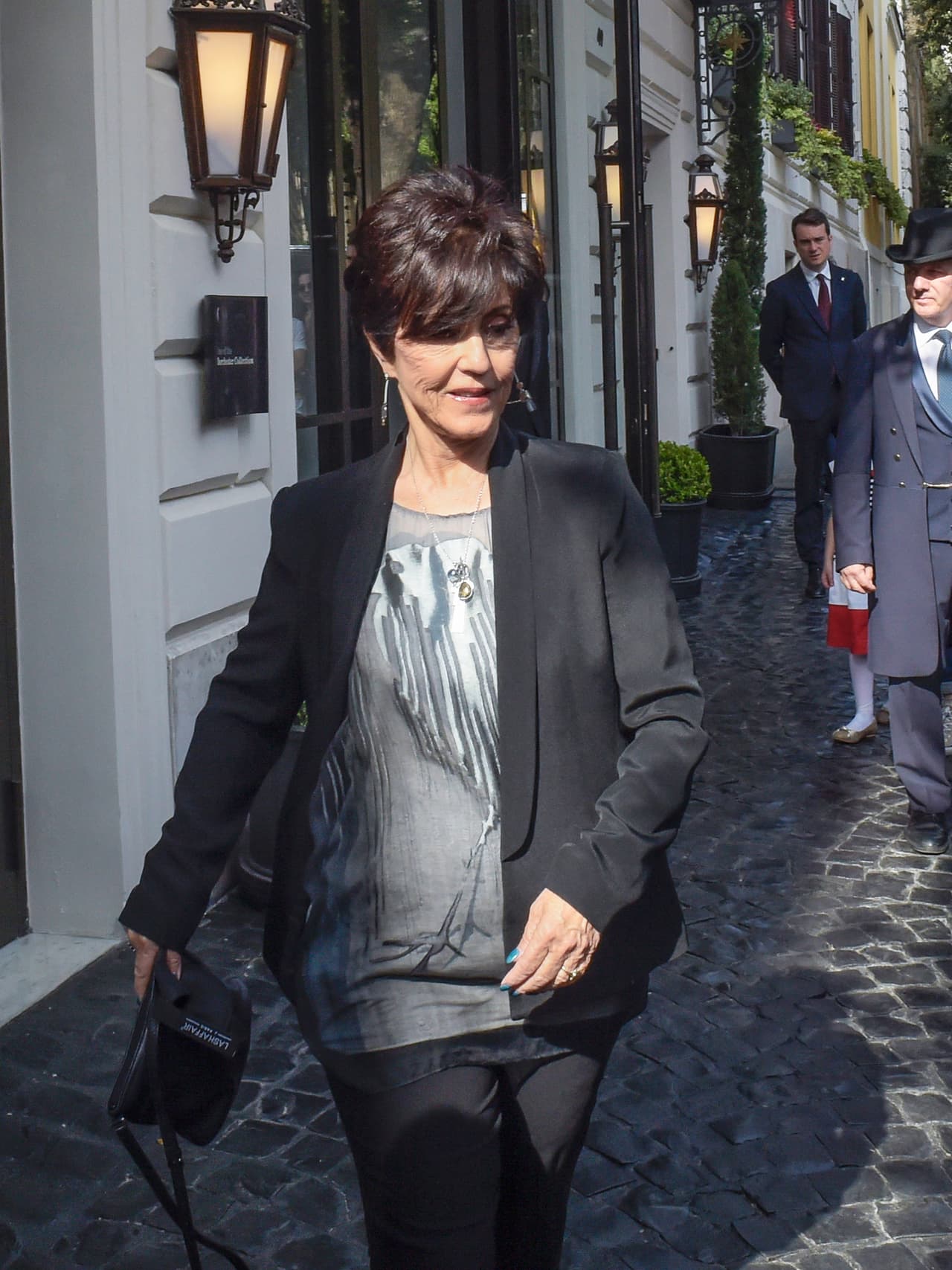 Los padres de Katy Perry la acompañaron a este viaje a Italia. Aquí Mary Perry Hudson saliendo del hotel donde se hospedaron y lista para visitar al Papa Francisco.