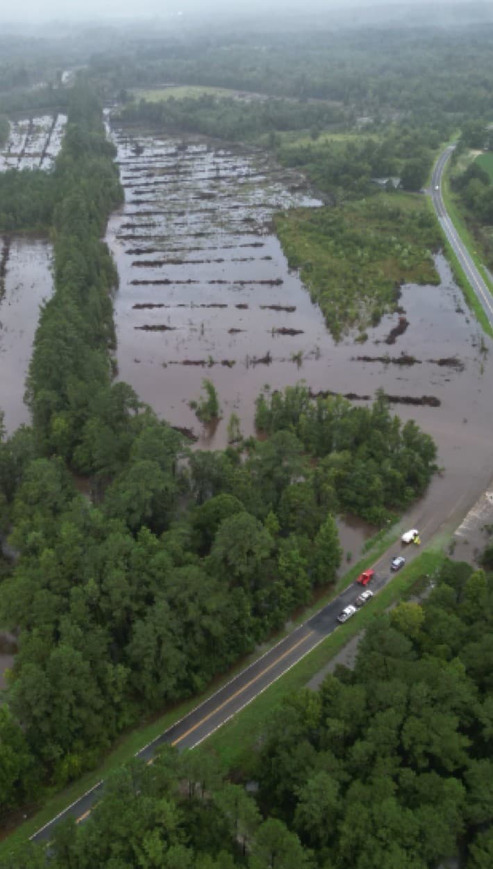 Inundaciones provocadas por las lluvias de la tormenta Debby, llevaron a las autoridades este martes a rescatar a conductores que pensaron que podrían atravesar la vía de forma segura y fracasaron, en el condado Jeff Davis, de Georgia.